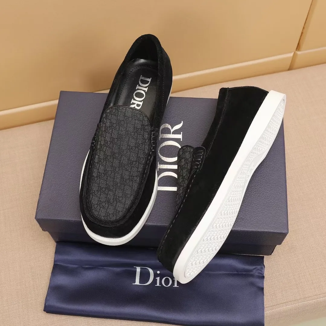 Men's Men's Shoes 💰400 [New Style] 🏍️🏍️These Dior Granville loafers are casual formal shoes. Crafted from luxuriously soft beige suede, it features a beige Oblique print panel on the upper. The lightweight cream-white rubber sole is more sophisticated. The Dior Oblique pattern is engraved on the outsole to enhance the style, and the Dior logo is engraved on the back side. Adds elegance to any casual look.